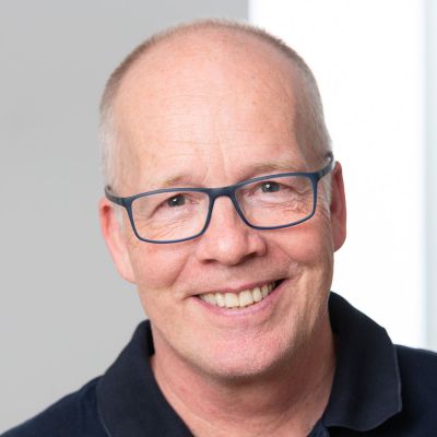 Abbildung: Dr. Walter Schmitz | Zahnarzt Weiden | Spezialist für hochwertigen Zahnersatz und Kieferorthopädie