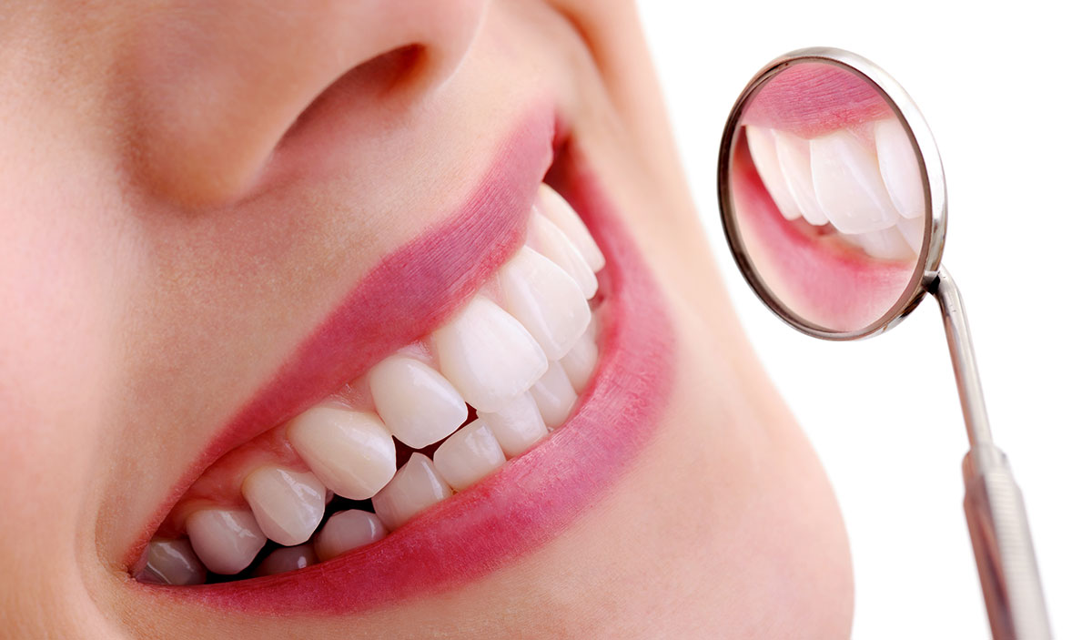 Abbildung: Ästhetische Zahnheilkunde – Mit Veneers und unsichtbaren Schienen sorgen wir für gerade Zähne und eine ansprechende Optik